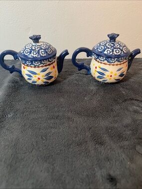 Temp-tations Old World salt and pepper shakers blue kitchen spices